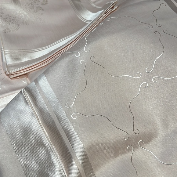 VINTAGE Pink Tablecloth and napkins made in Japan - Picture 3 of 10